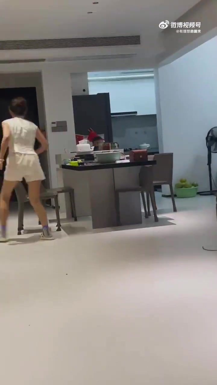 妈妈追着孩子打，孩子直接开启秦王绕柱模式