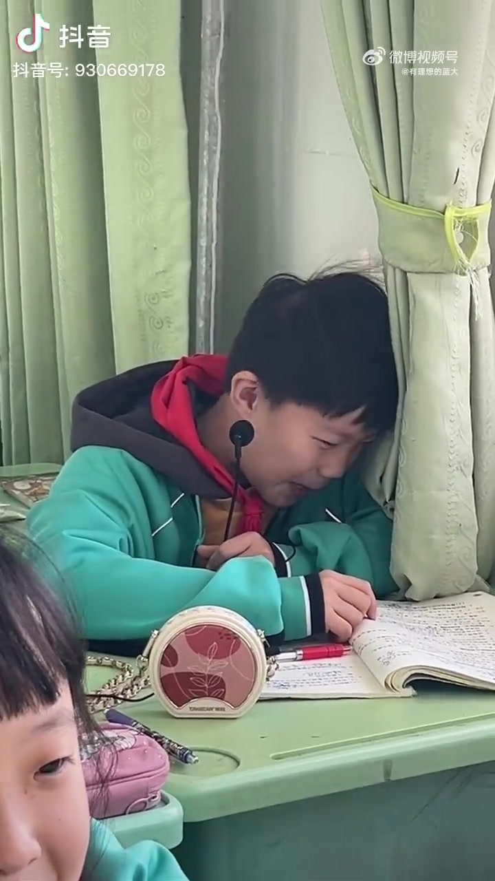 00后老师怪招多，直接给爱讲话的同学上了麦克风，被狠狠拿下