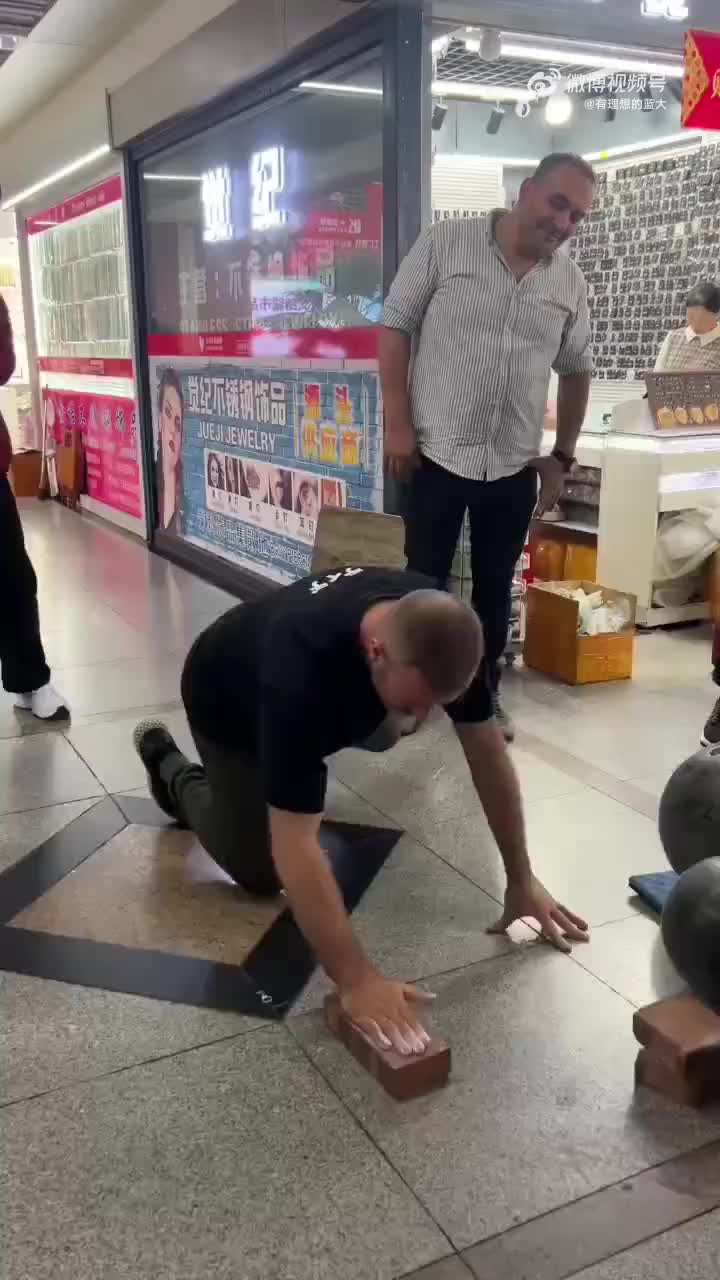 57岁大爷手劈红砖，老外不信非要尝试，一掌下去当场“红温”