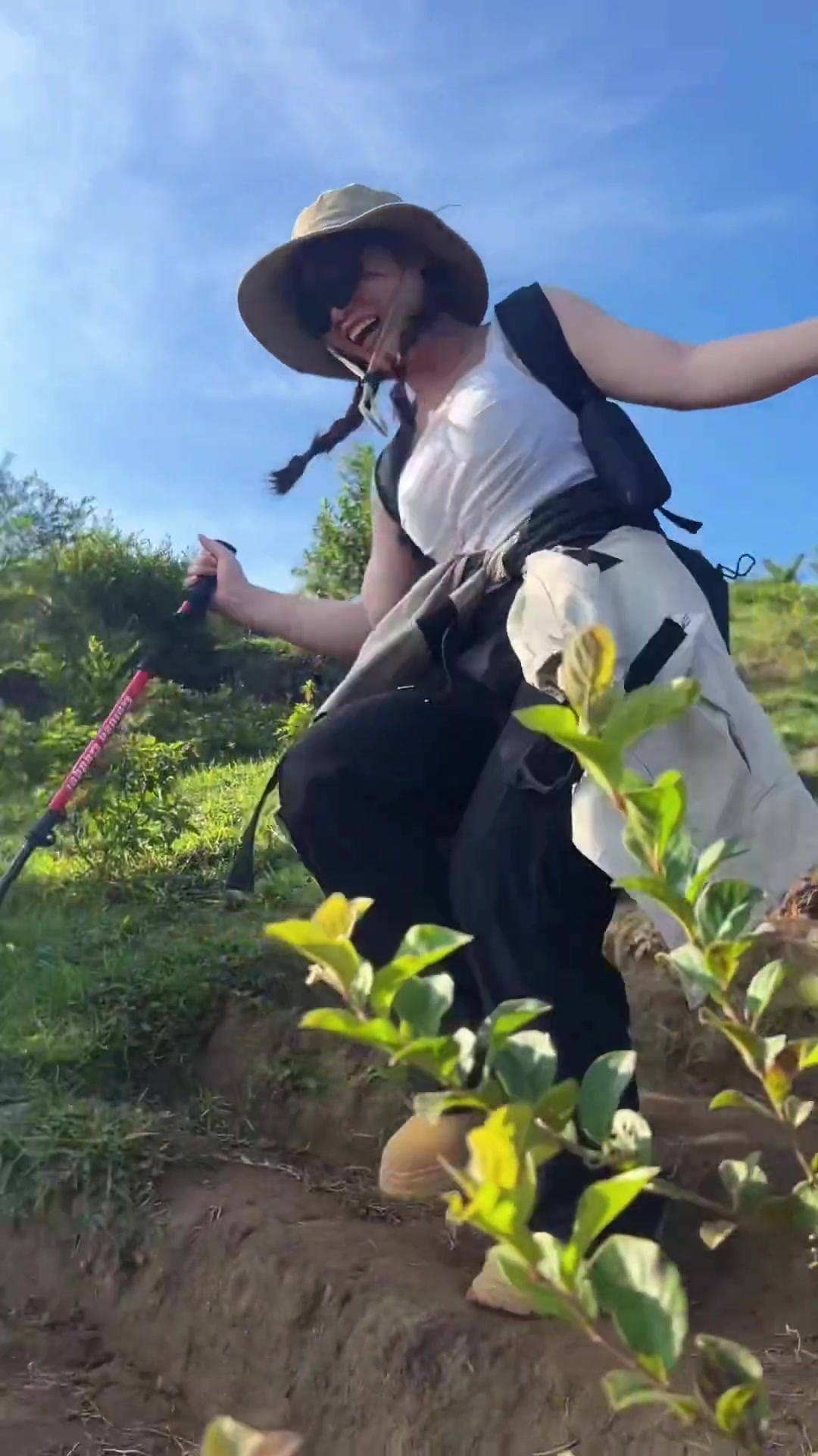 真抖啊！小姐姐下的山是真陡啊