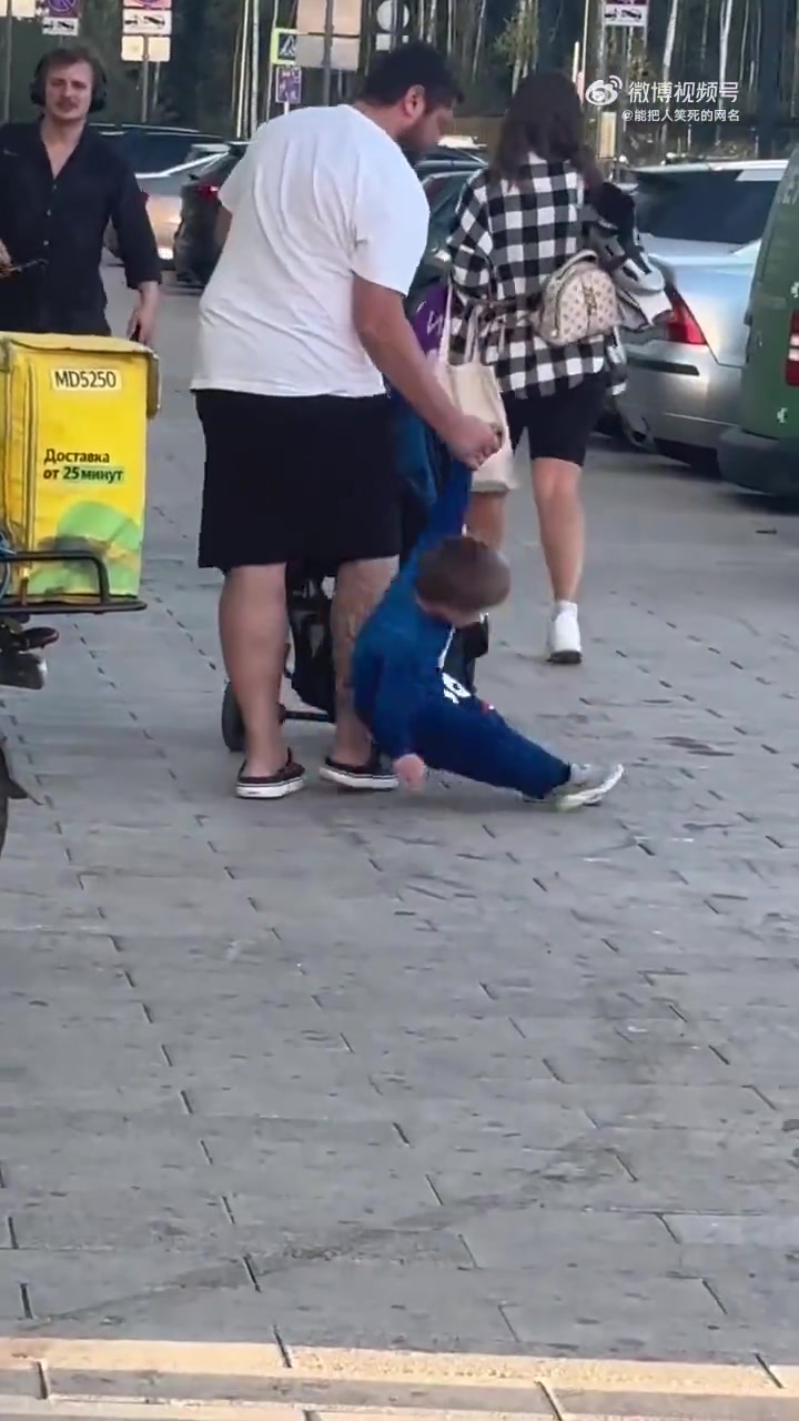 老父亲简单粗暴的教育方式，一个毛子小孩的心这一刻彻底碎掉了
