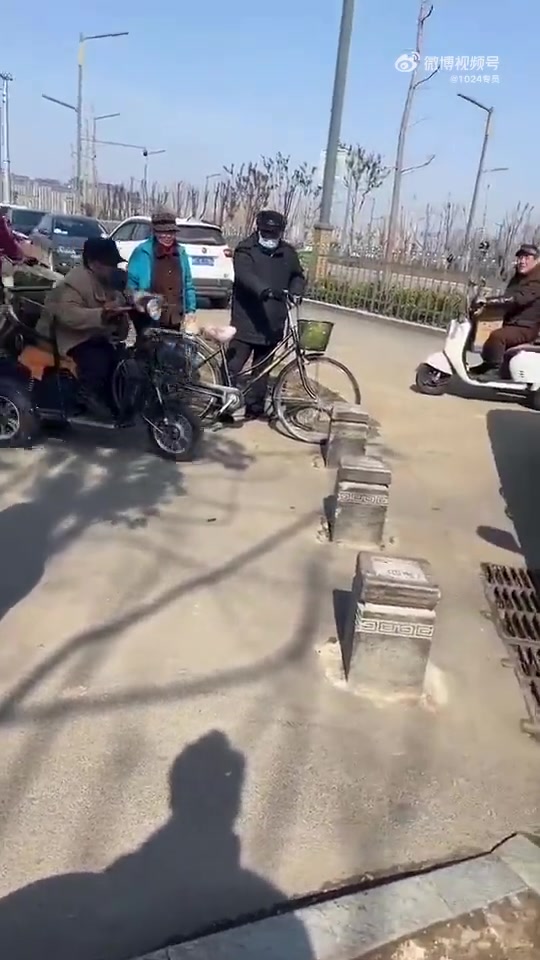 停车挡路，大爷在伸张正义！碰到这种人感觉车主只能自认倒霉