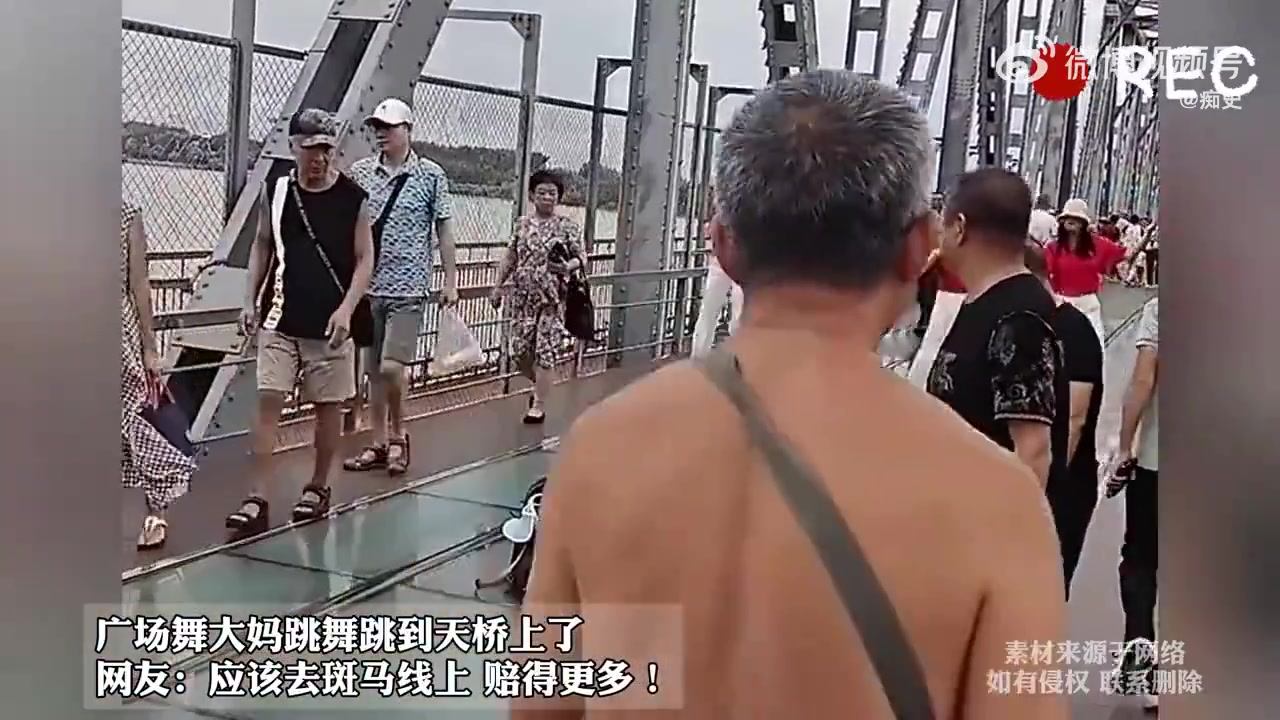 广场舞大妈跳舞跳到天桥上去了