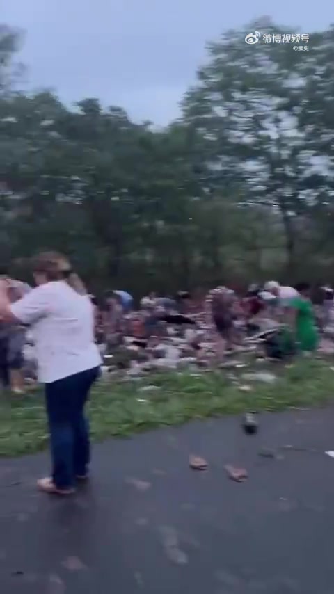运送可乐的大车翻了！