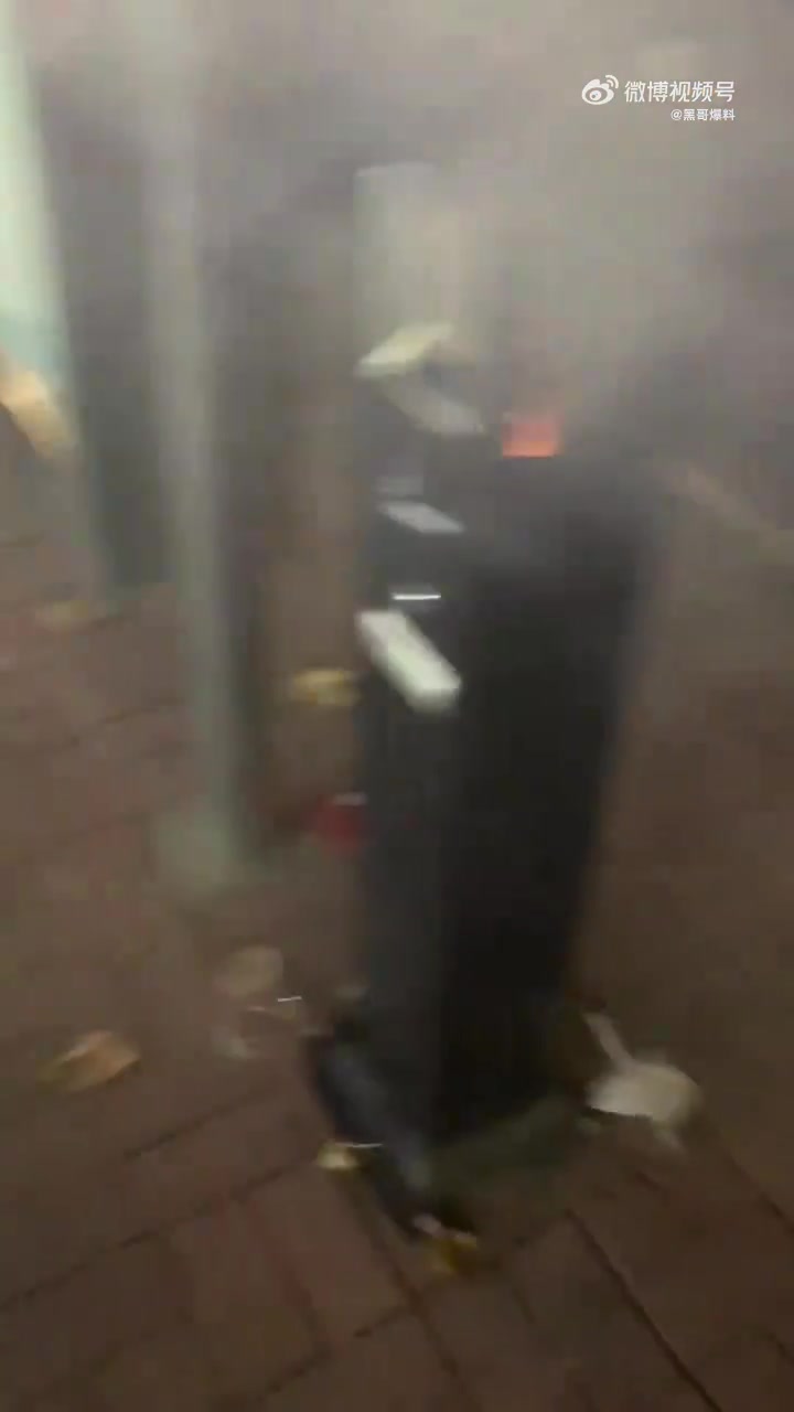 女子下班路上顺带灭个火，一瓶水的事就不要惊动消防员了