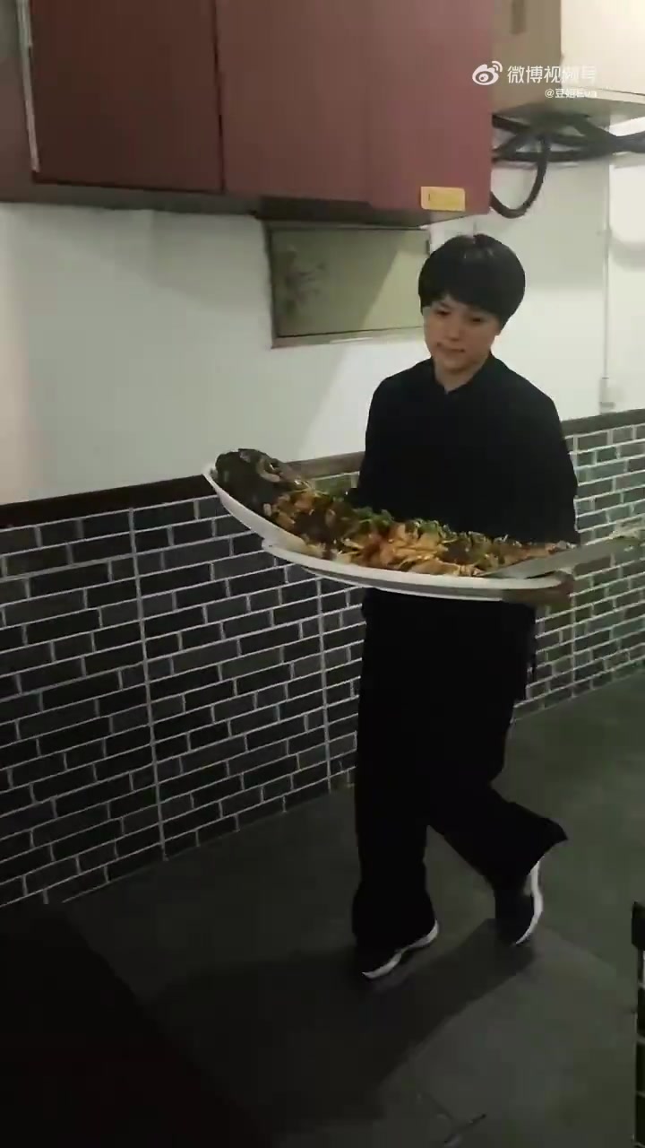 有排面的菜，一条鱼要三个碟子才能装下