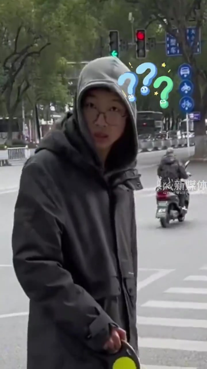 社牛女生路遇白色金毛，想要和它握手