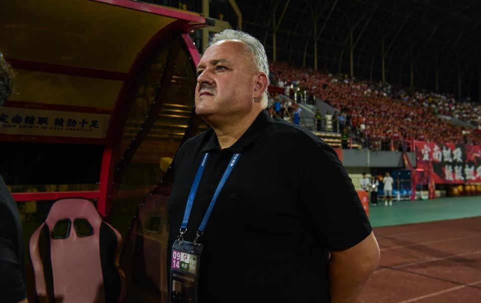 重庆队解雇45岁恒大功勋！老板已内部宣布，带队排中甲第2仍下课