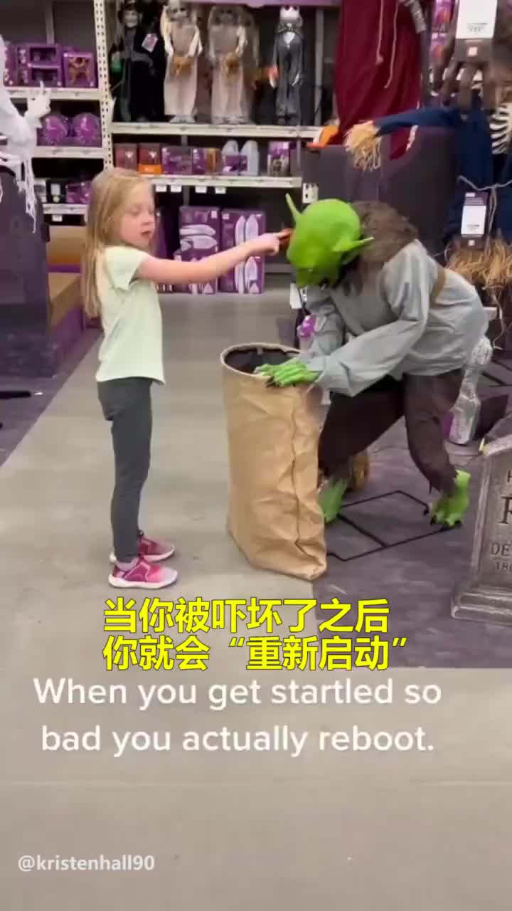 原来这就叫做“腿都吓软了”，站着离开是她最后的体面了！