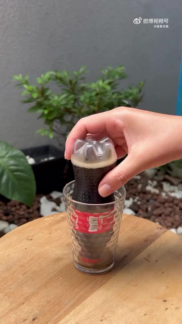 倒碳酸饮料不起沫的倒法