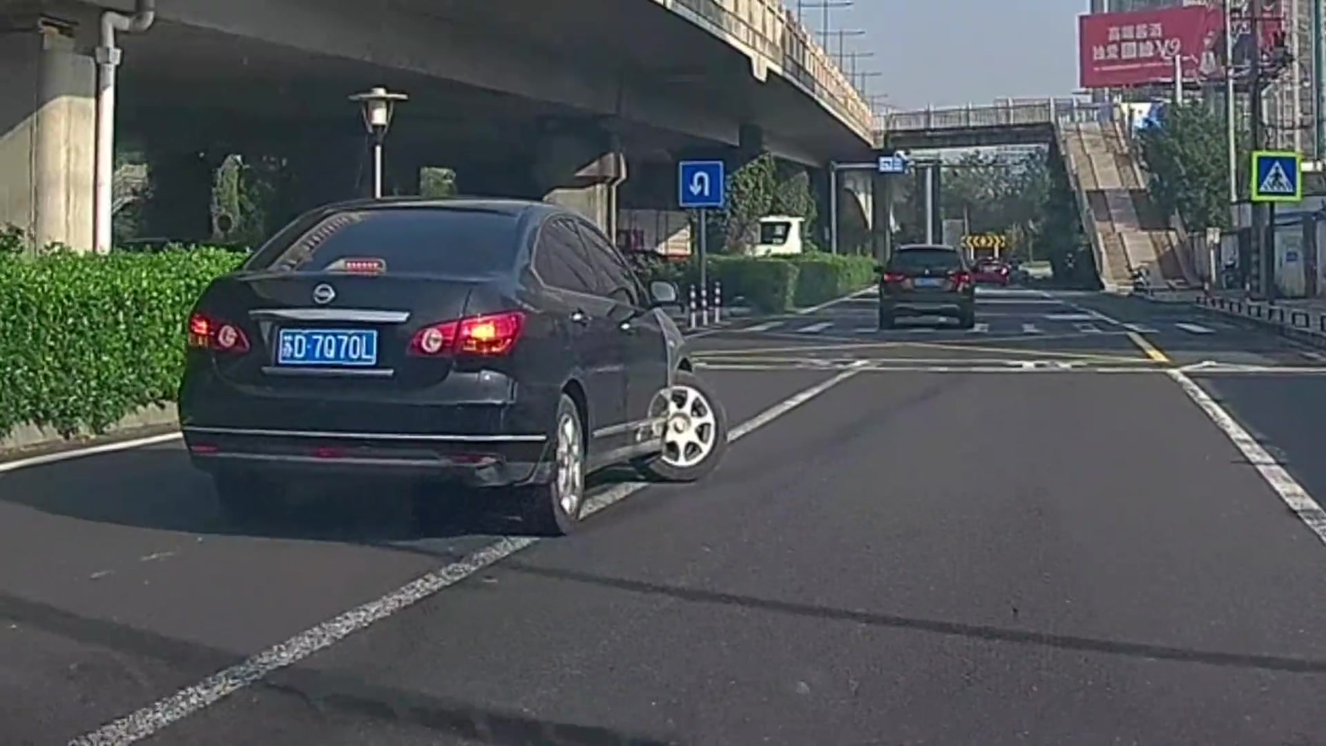 人倒霉起来，车都会崴脚！