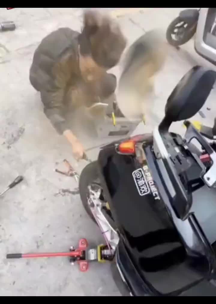 这小伙子是不是觉得自己的命很硬