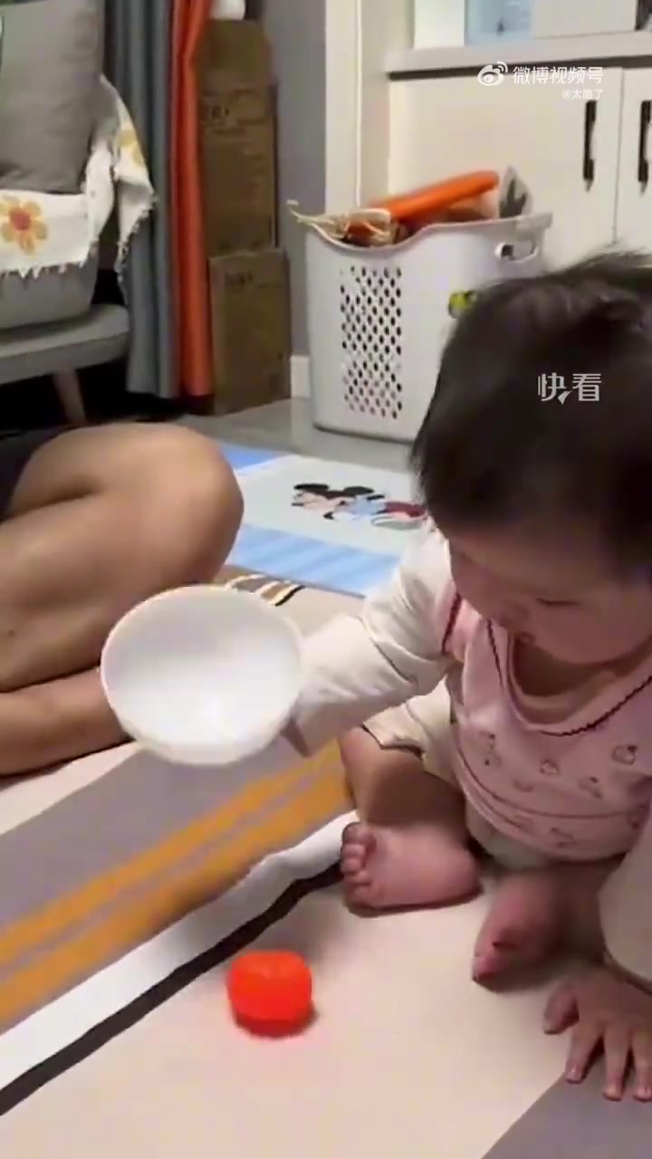 爸爸给小宝宝变魔术，宝宝小小的脑袋大大的问号