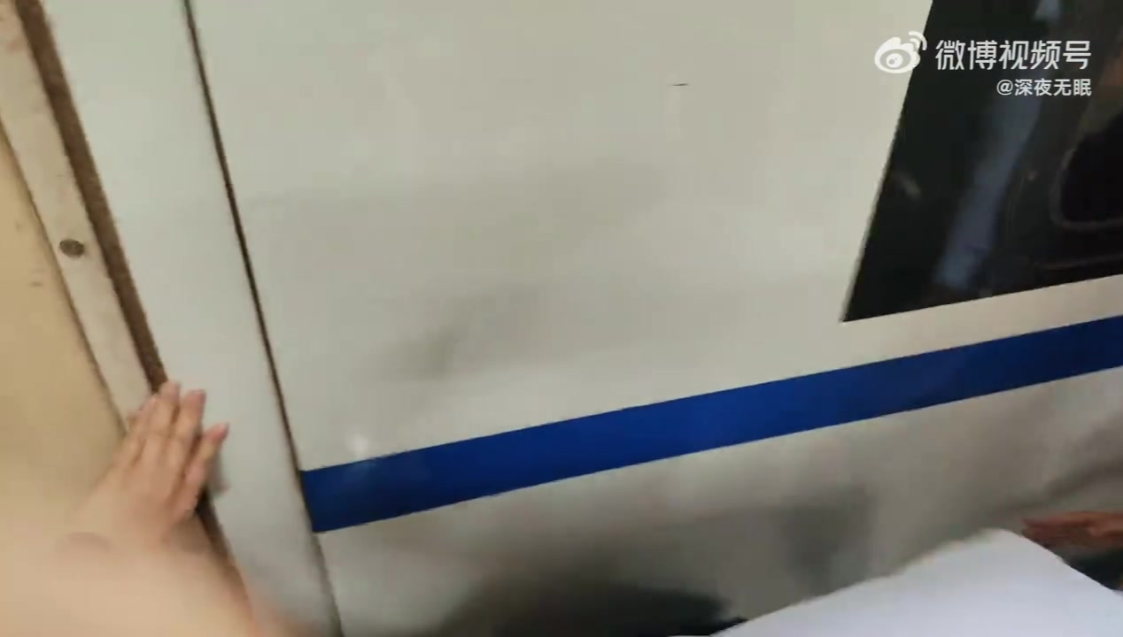 列车停留的2分钟，一个孩子掉了下去，这位白衣男子出手了！