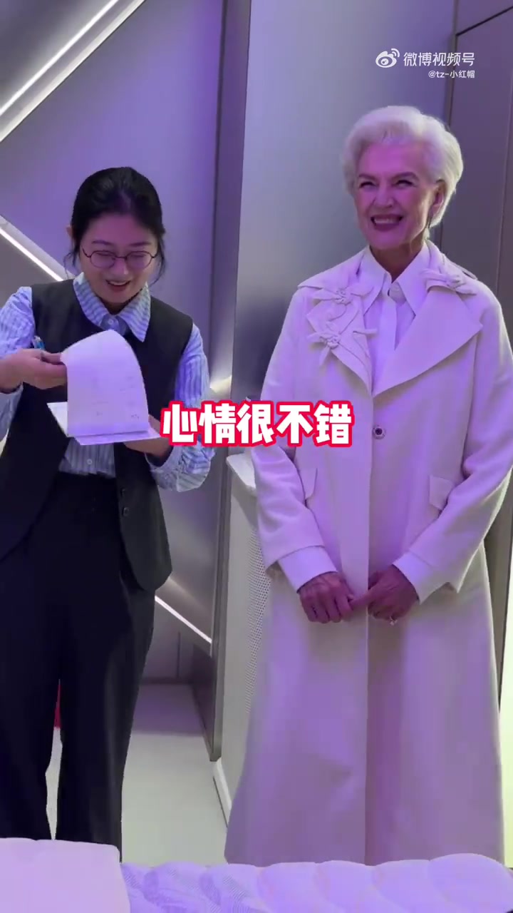 马斯克的妈妈在上海，心情很不错，岁月从不败美人