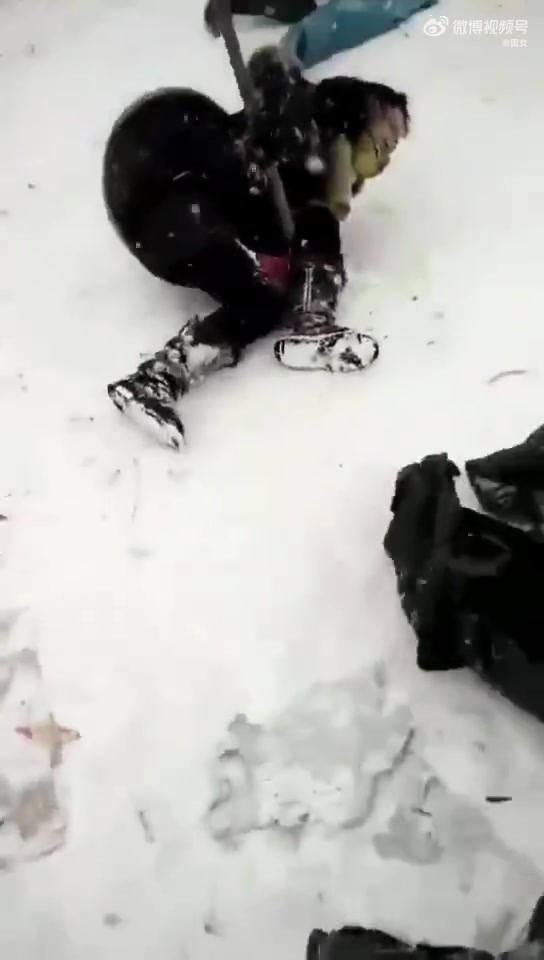 滑雪事故！这一下伤的不轻啊