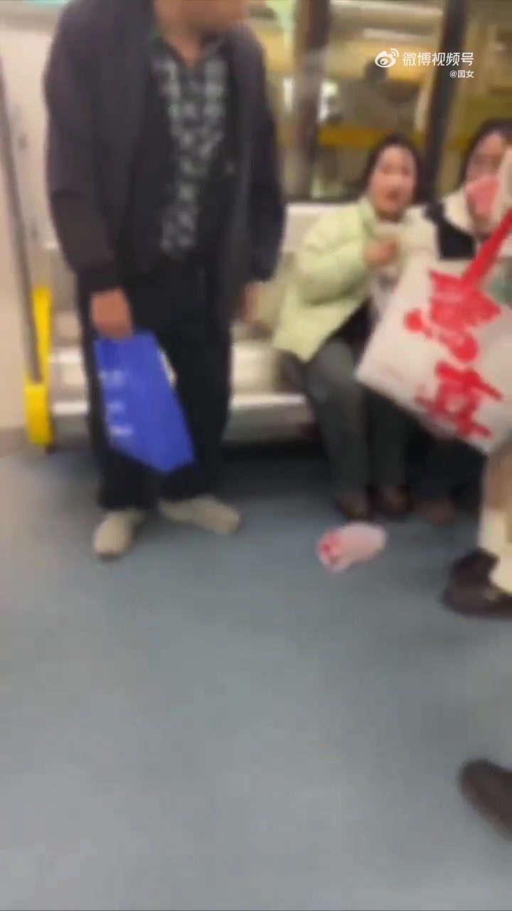 这是干嘛呢不让座怎么了！
