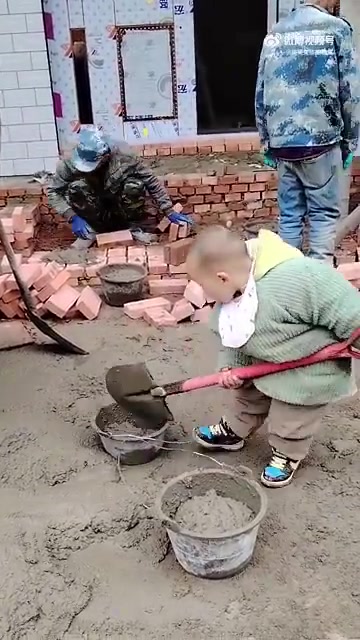 忙活了半天的师傅发现自己的尿不湿该换了