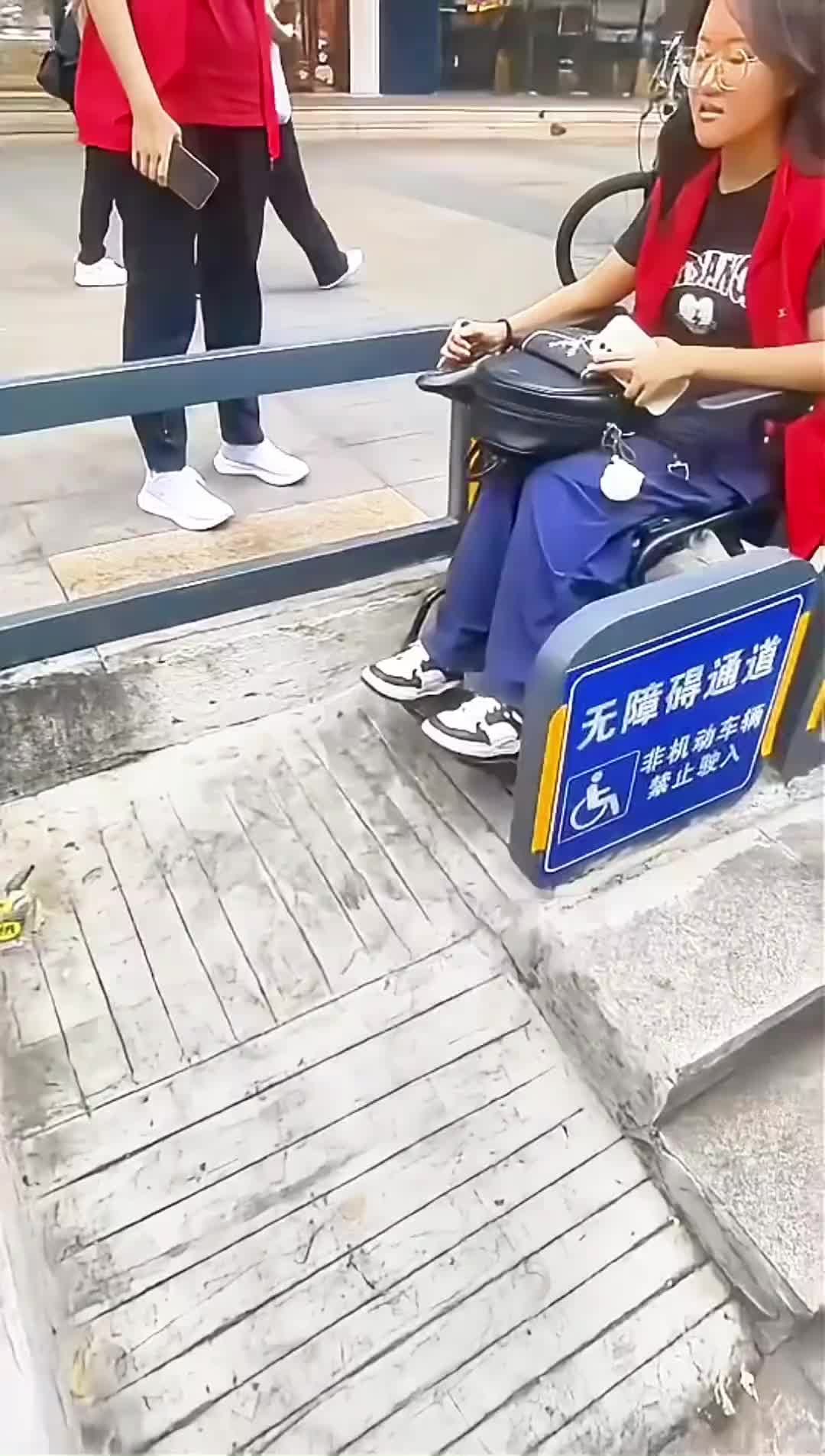 哪个大聪明设计的，让人苦笑的无障碍通道！