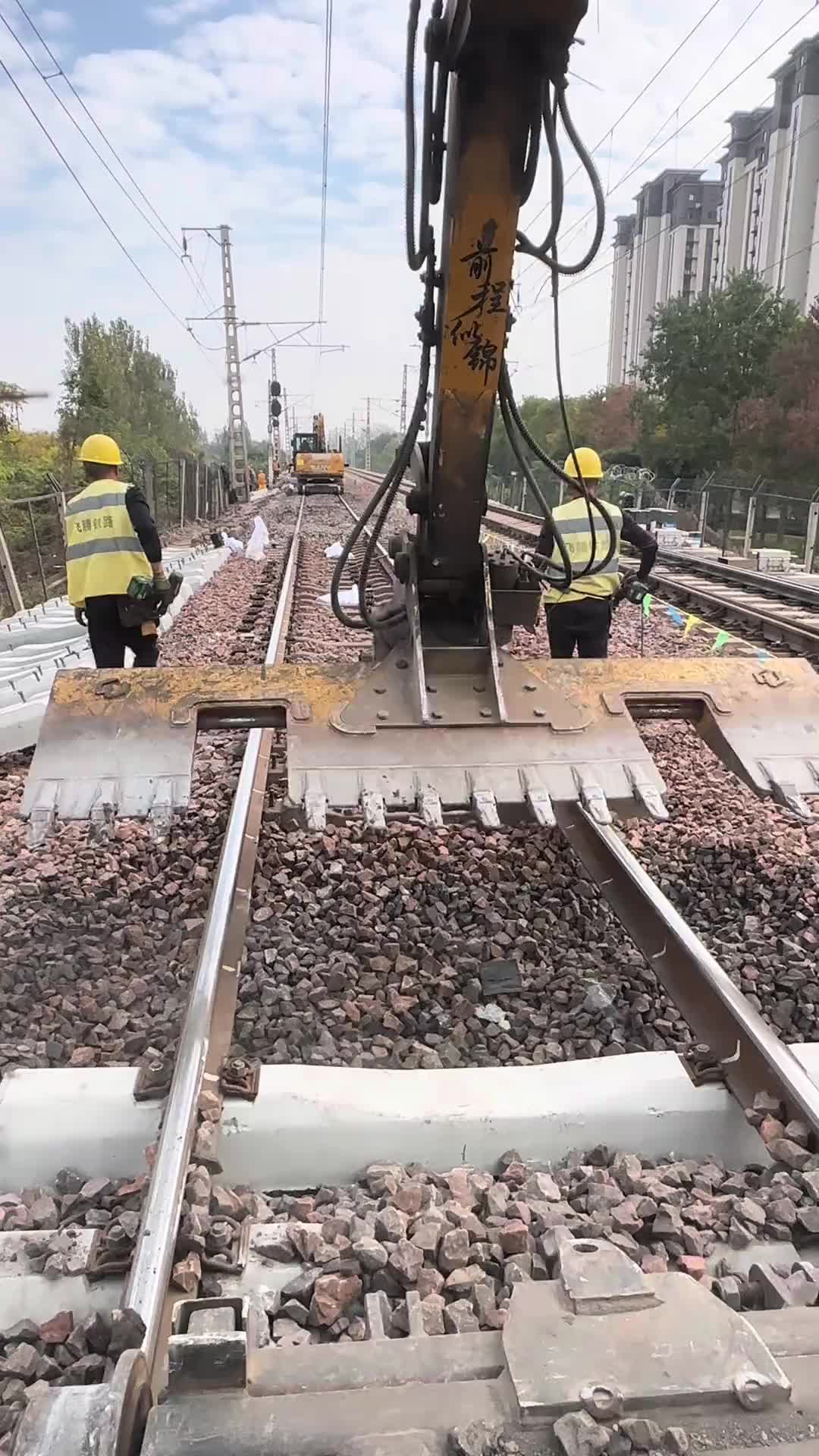 原来铁路枕木是这样更换的啊！！