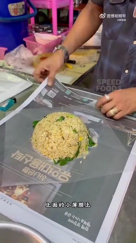 用报纸打包炒饭，三哥手法有点东西！！