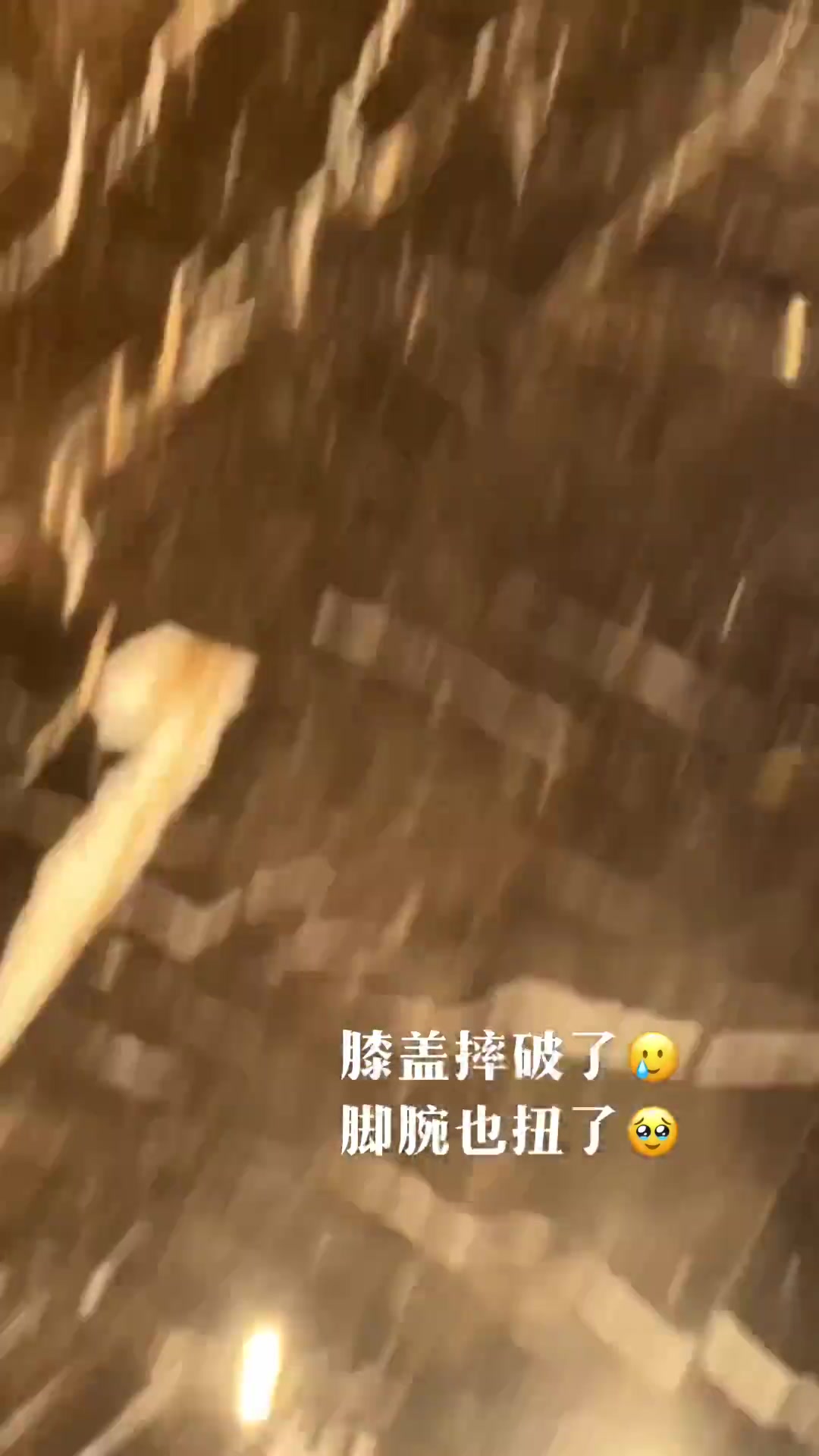 美女乘坐扶梯都能摔倒明明可以站着，非要走下来！