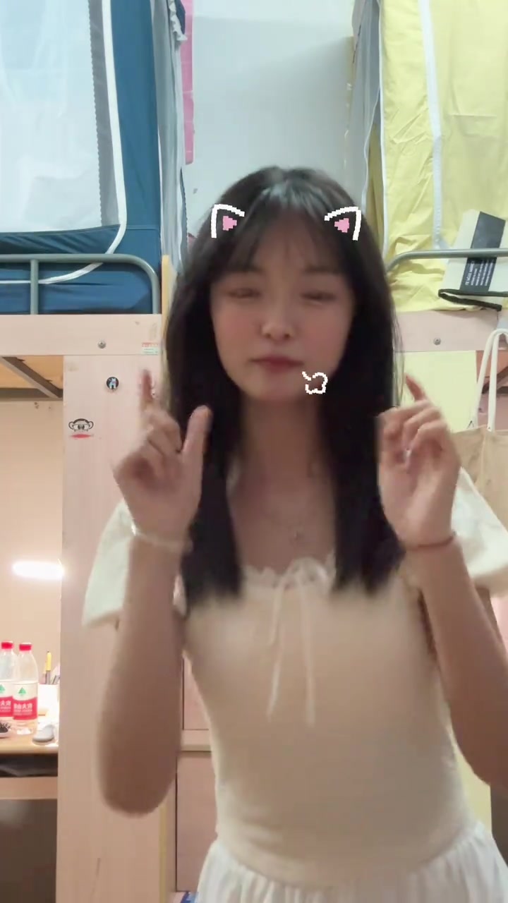 女大学生感觉每一个都很甜啊！但更钟意第一个