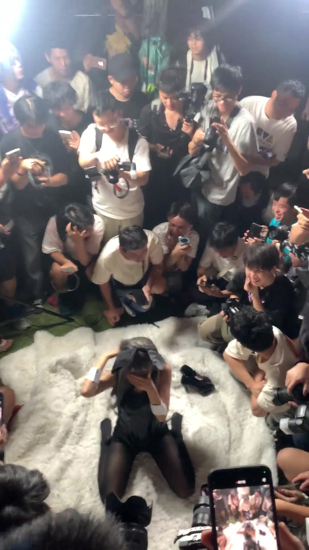 小姐姐被这么多人围着拍照啊