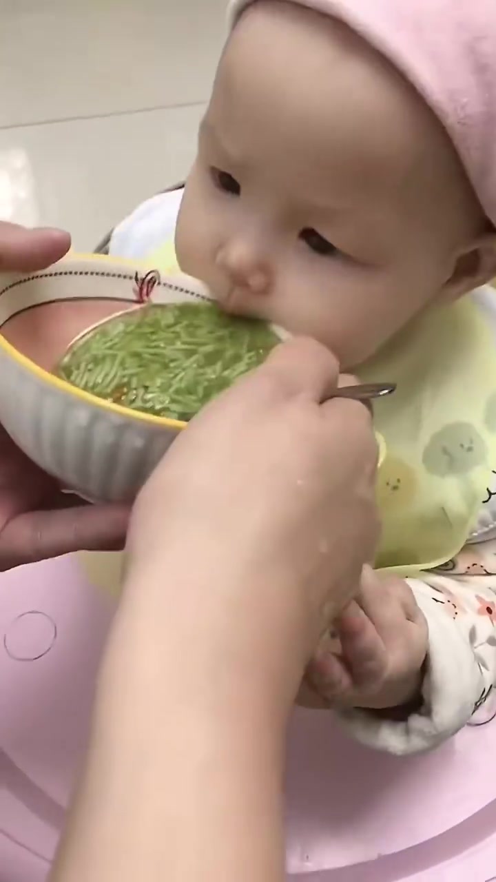 9个月03天的人类幼崽，胃口超级好，每天母乳随时闹腾随时喂
