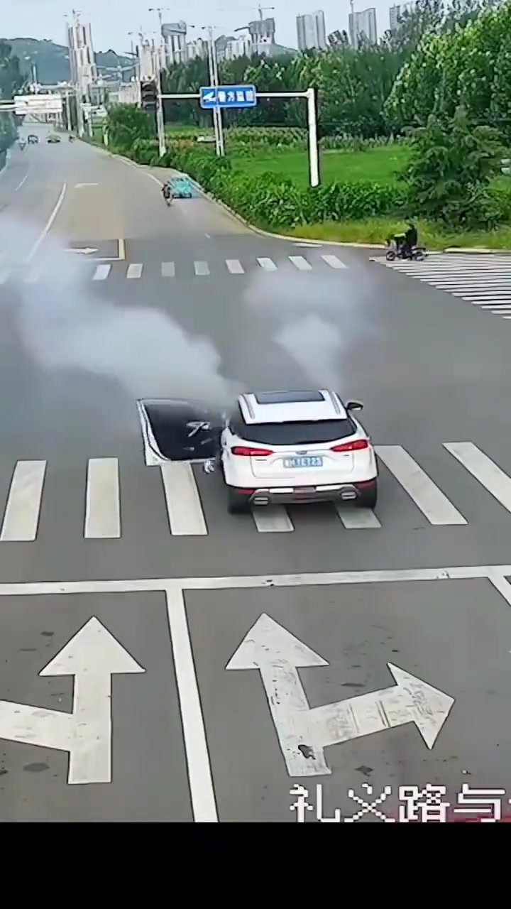 司机眼疾手快，洒水车果断出手，消防车及时出警