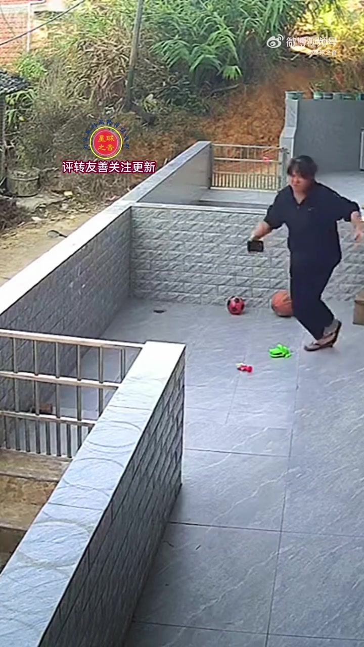 孩子玩耍翻下楼梯，妈妈开门忙看手机