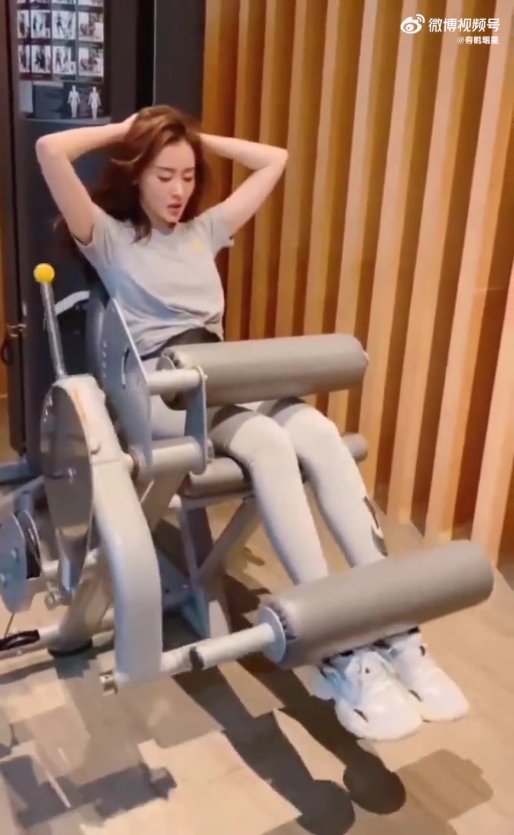 张天爱健身就健身这声音真让人受不了