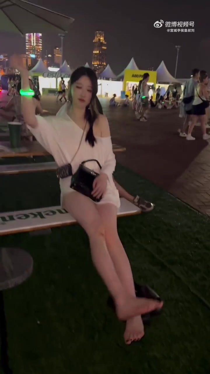 美女的脚可太会了