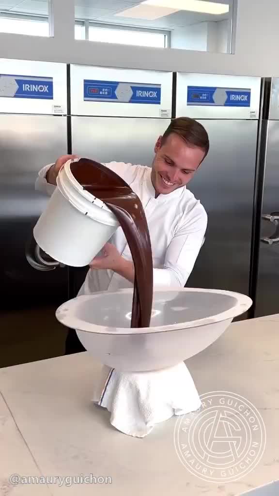 甜点师制作的巨型精美巧克力雕塑