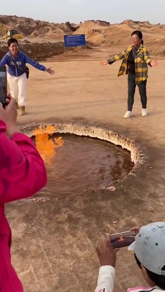 新疆大自然奇观，水火相融烈焰泉