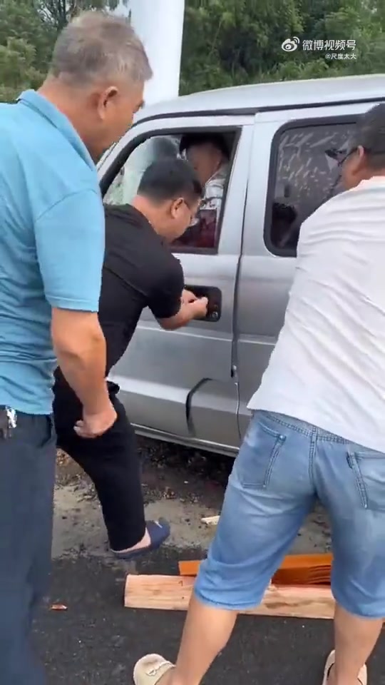 这司机真是命大啊！