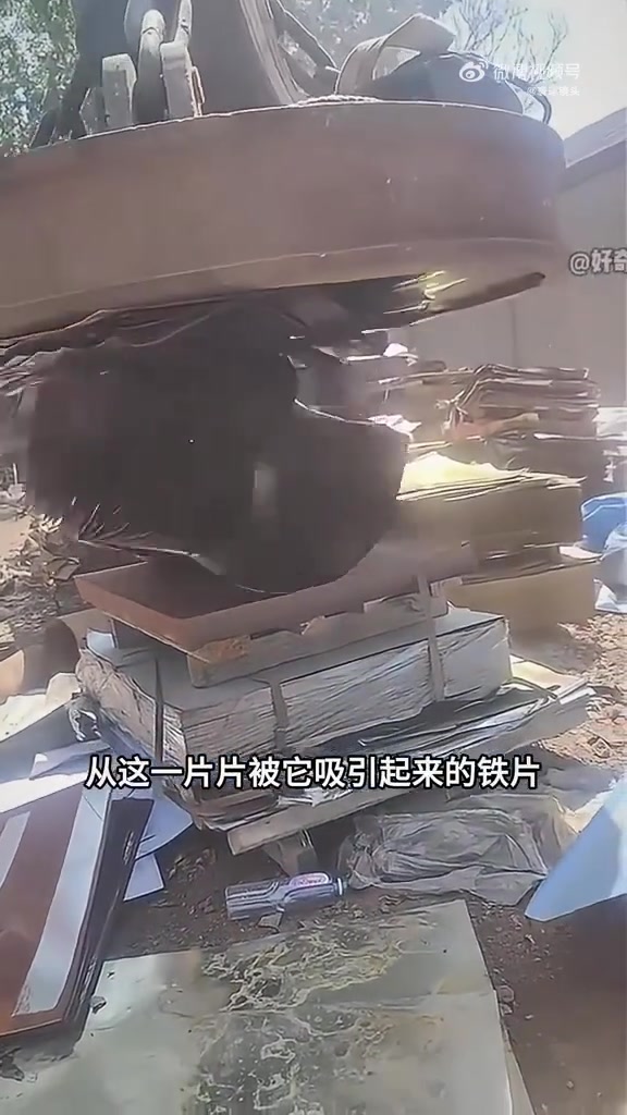 用电磁起重机来搬运钢铁，确实是真方便，看着也是真解压