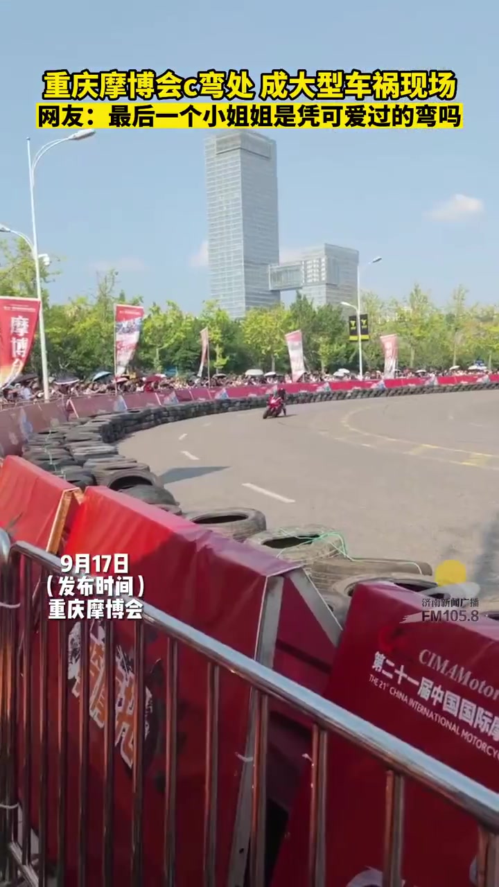 网友：最后一个小姐姐是凭可爱过的弯吗
