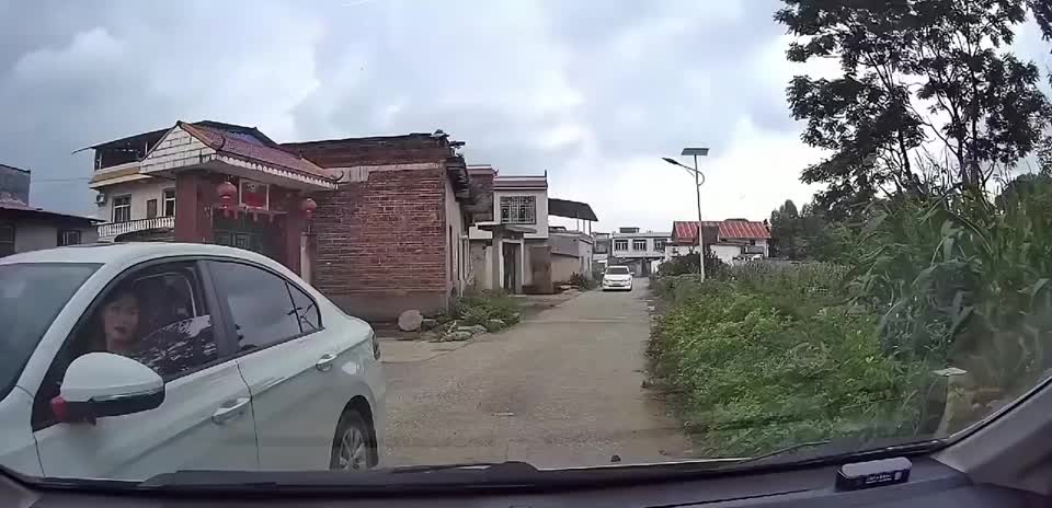 她是往左打了啊！你这边的左！