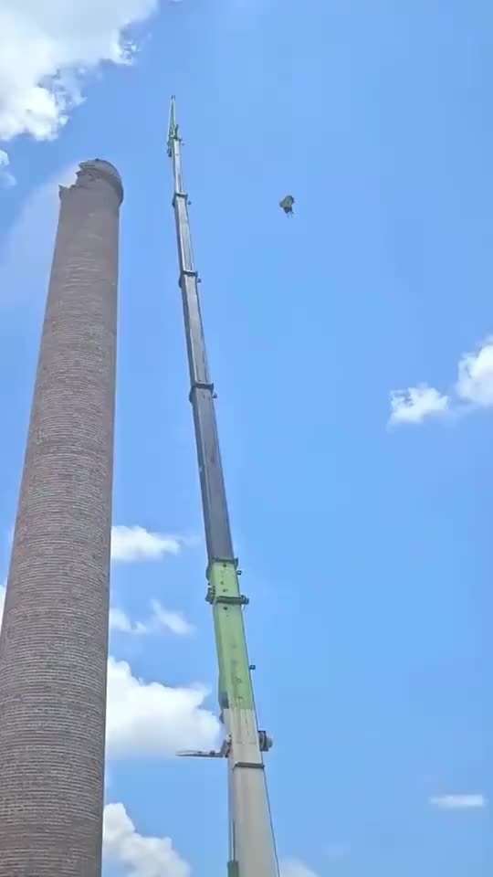 我记得好像有专门拆的机器啊这个是用吊车搞啊不怕大臂断么