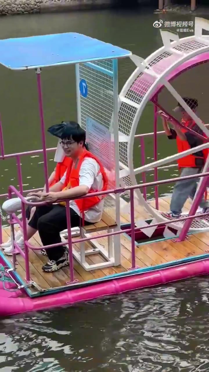 这种划船设计不错