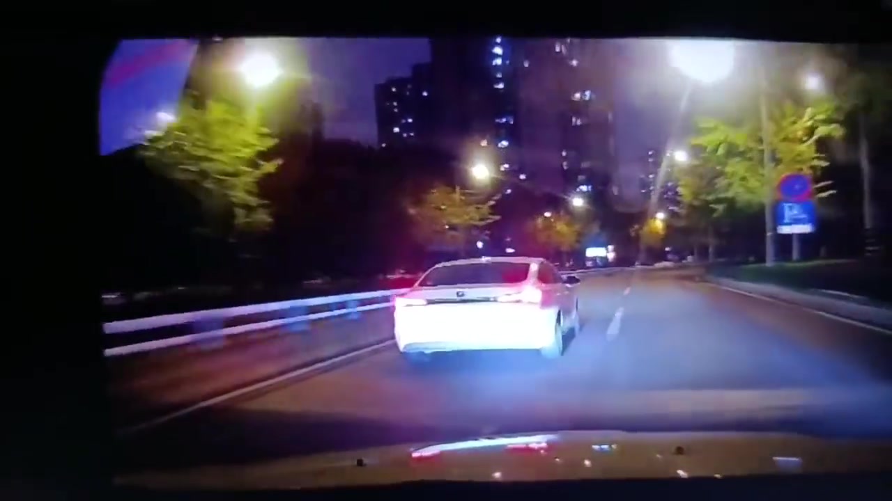 监控下的一幕！尿都要吓出来