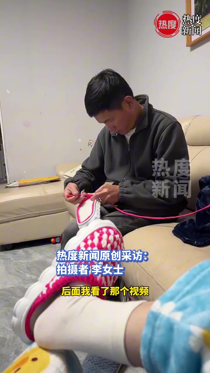 女子看了半个小时视频学勾鞋，看了半天没学会旁边的公公学会了