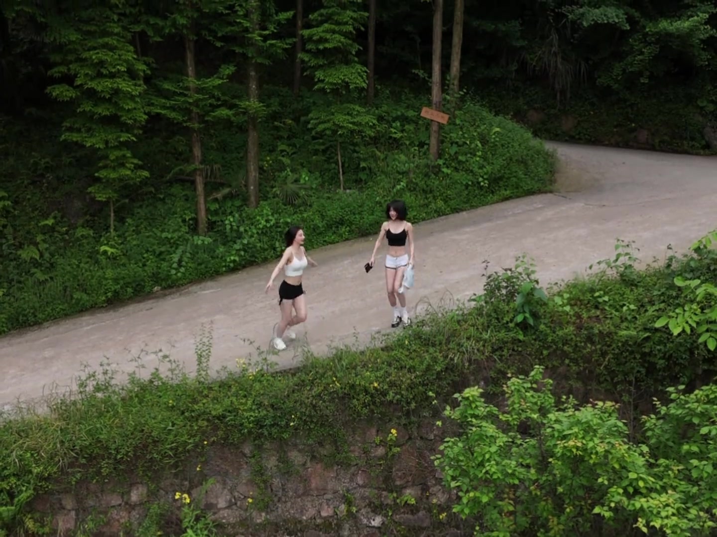 小姐姐这是在放飞自我啊！穿那么少在大山里跳舞