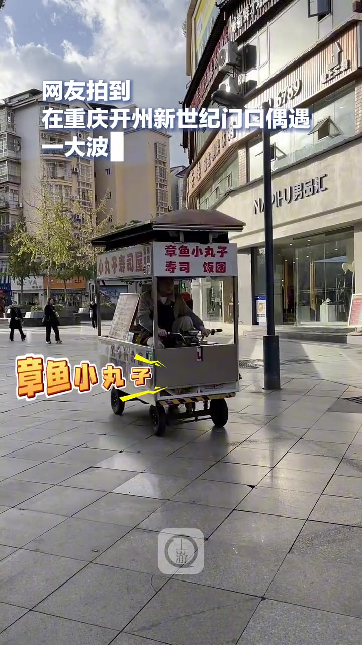 “网友偶遇餐车组队摆摊挨个点名馋哭评论区，“师傅刹一脚我要吃