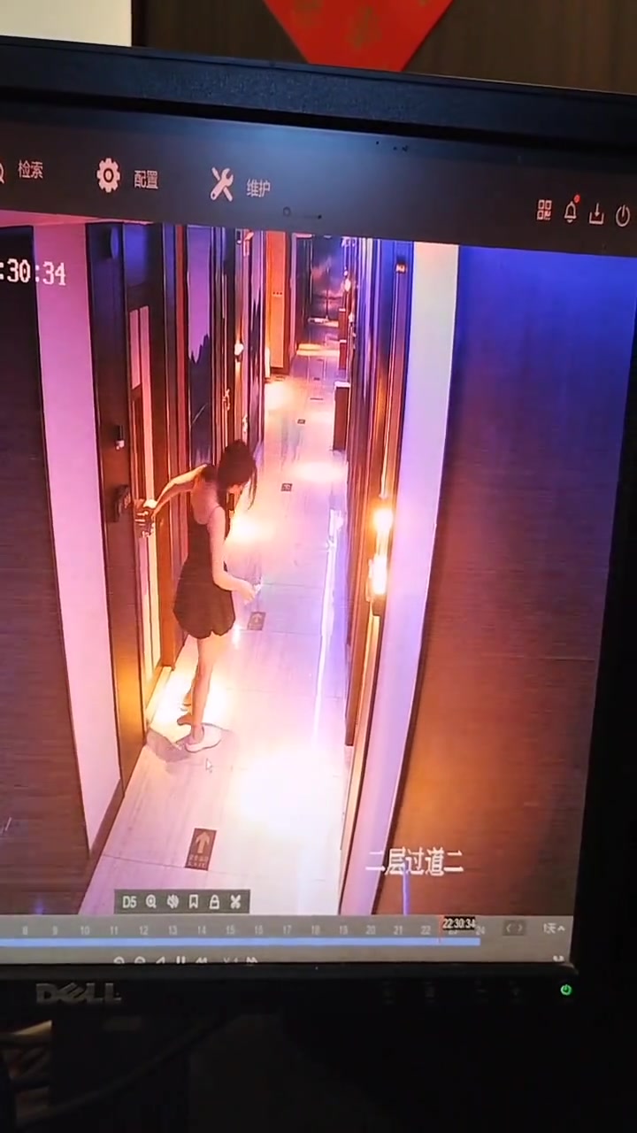 她这是感觉哪里不对劲突然就小跑起来了