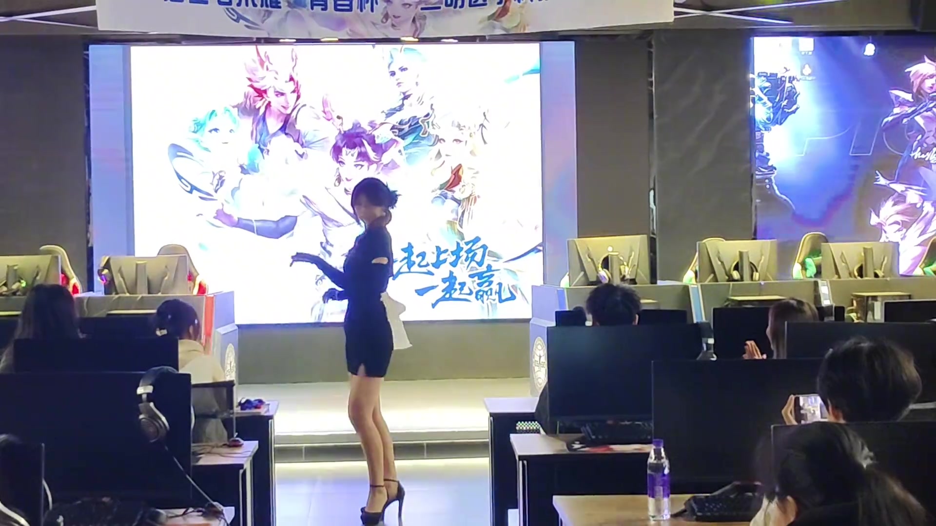 女大学生找到新的兼职方向了有点意思！