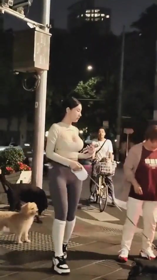 看得出来，很有遛狗经验！