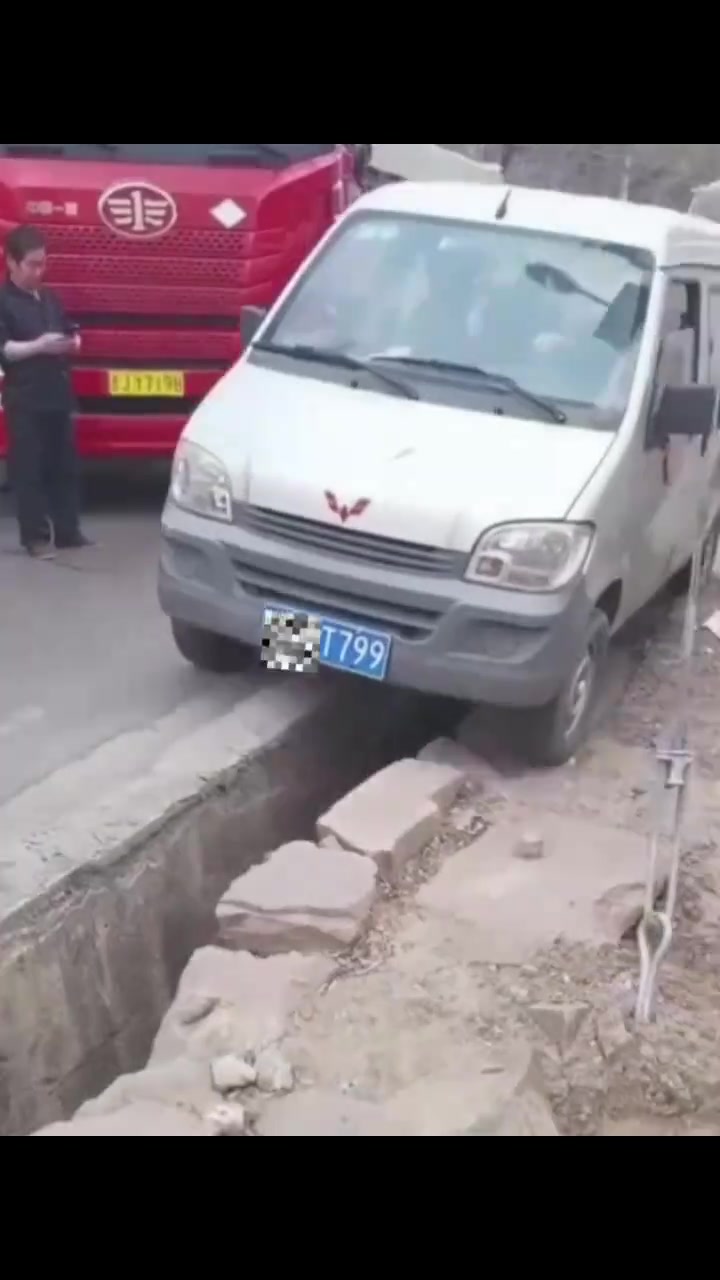 原来是开五菱神车的，那没事了