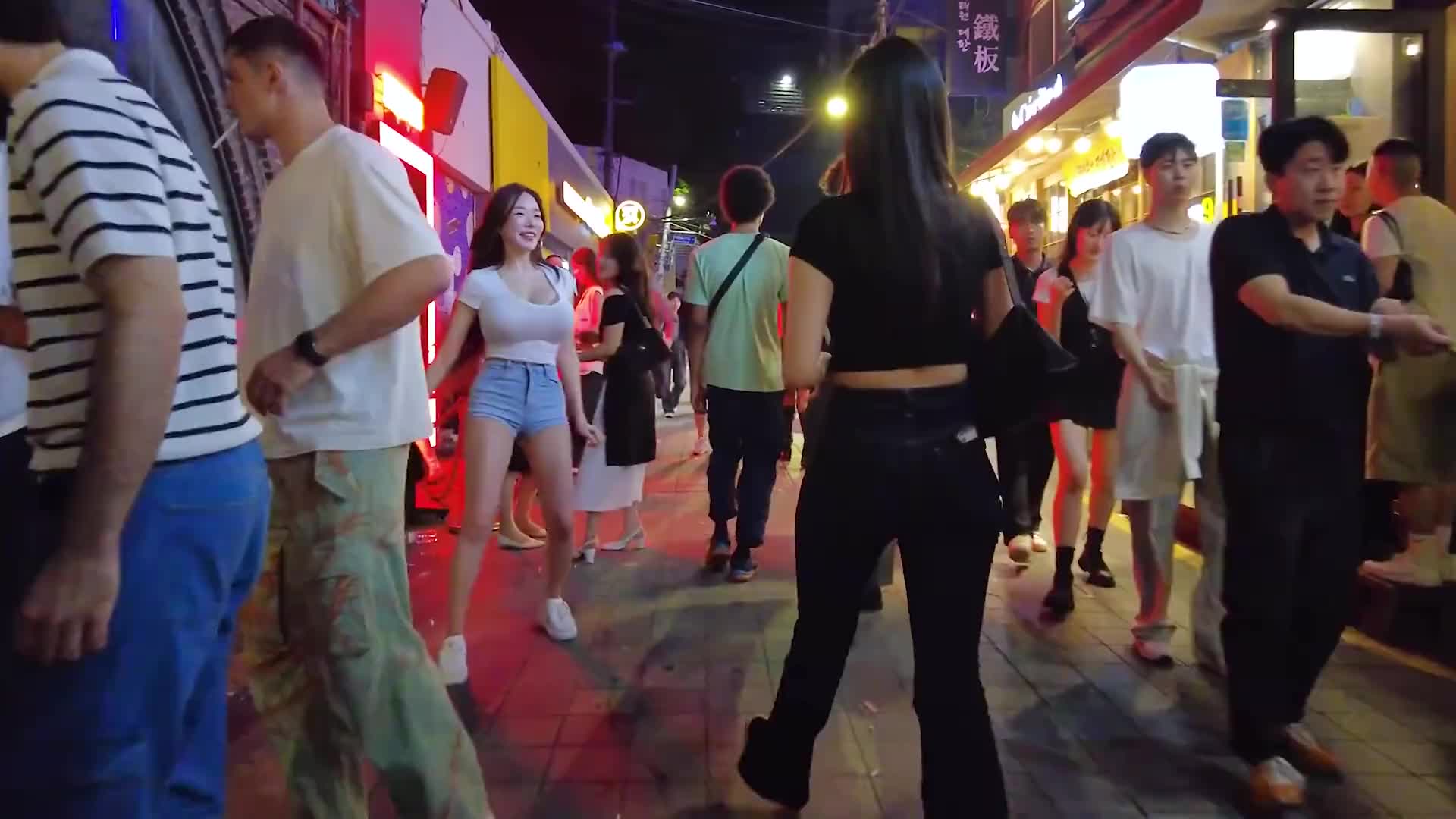 韩国夜晚街拍，谁是主角应该显而易见了吧
